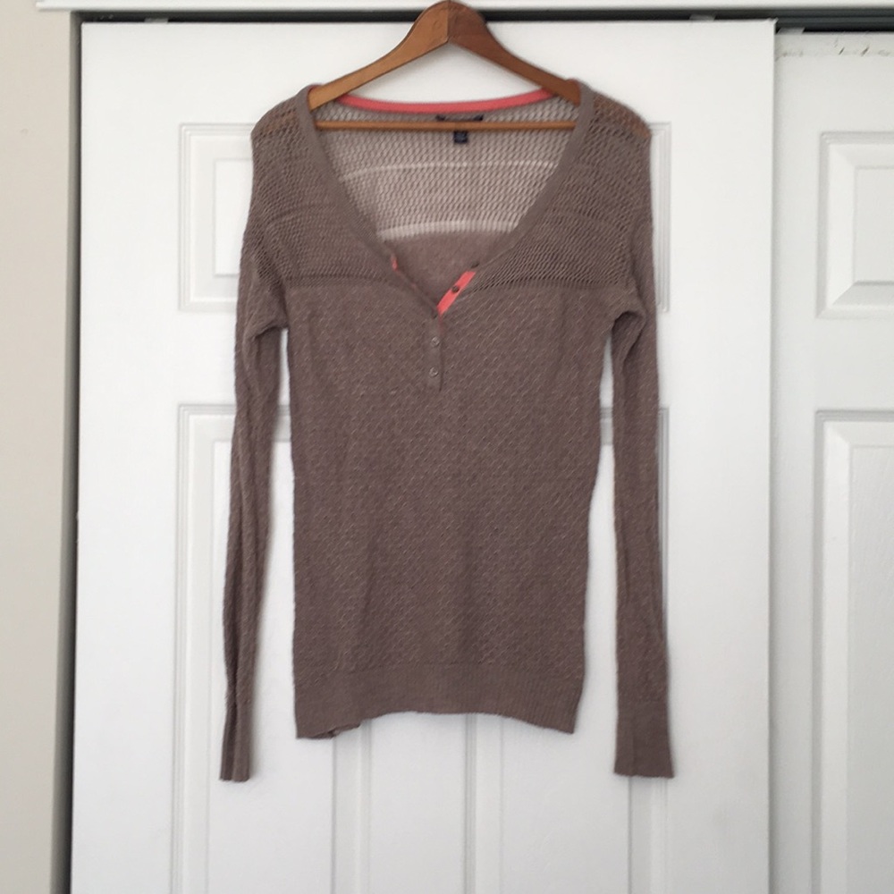 American eagle tan and pink knit top with buttons